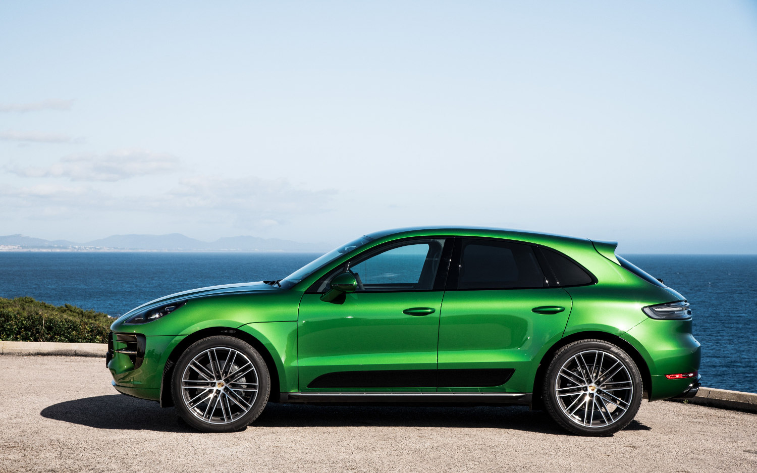 Comparison Porsche Macan S 2019 vs Audi RS Q3 Sportback 2020